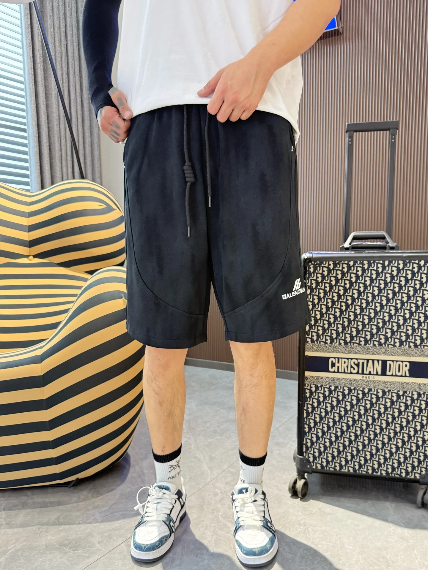 Balenciaga's three-standard complete 2026 summer New Arrival men's casual shorts, advanced custom-made Breathable fabric, Breathable fabric, extremely stretchy and comfortable, impeccable details, top-grade accessories, original logo design concept, delicate and soft feel! The upper body fit is awesome! Size: M-XXXL Please state your height and weight when ordering
